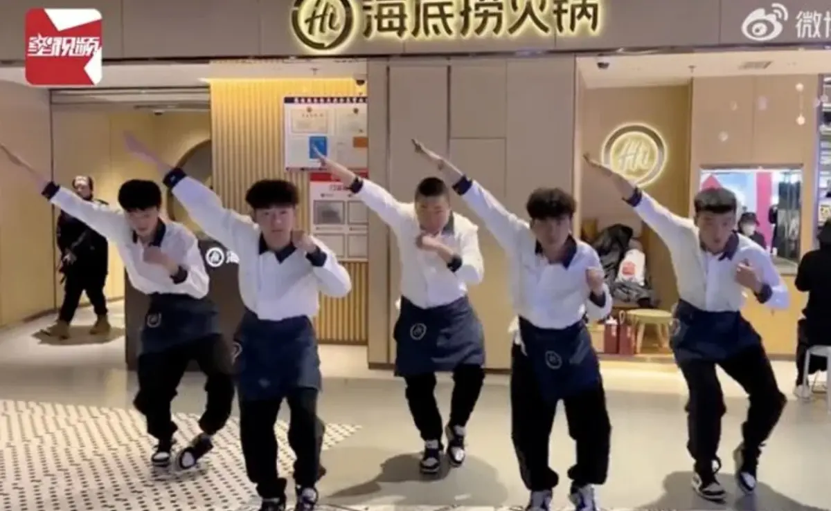 ▲中國海底撈最近吹起「科目三」舞蹈風潮，不少人到店用餐都是來朝聖店員跳科目三，在中國社群爆紅後傳回台灣。（圖/微博）