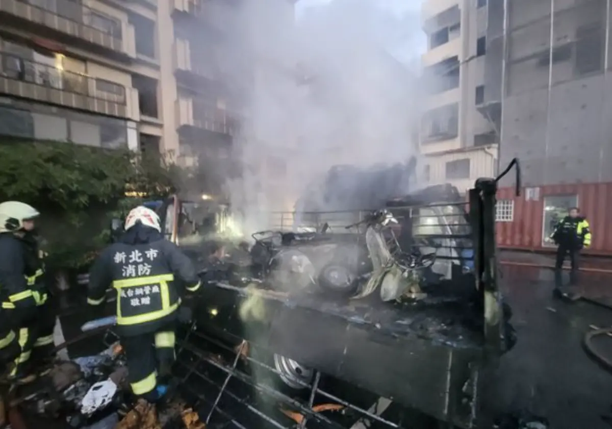 ▲今（7）日清晨5時許，新北市林口派出所對面停車場，2輛3噸半貨車停在中正路停車場，卻突然因不明原因起火燃燒，疑似遭到縱火，警消到場後，立即布水線搶救，所幸並沒有人員傷亡。（圖／翻攝畫面）