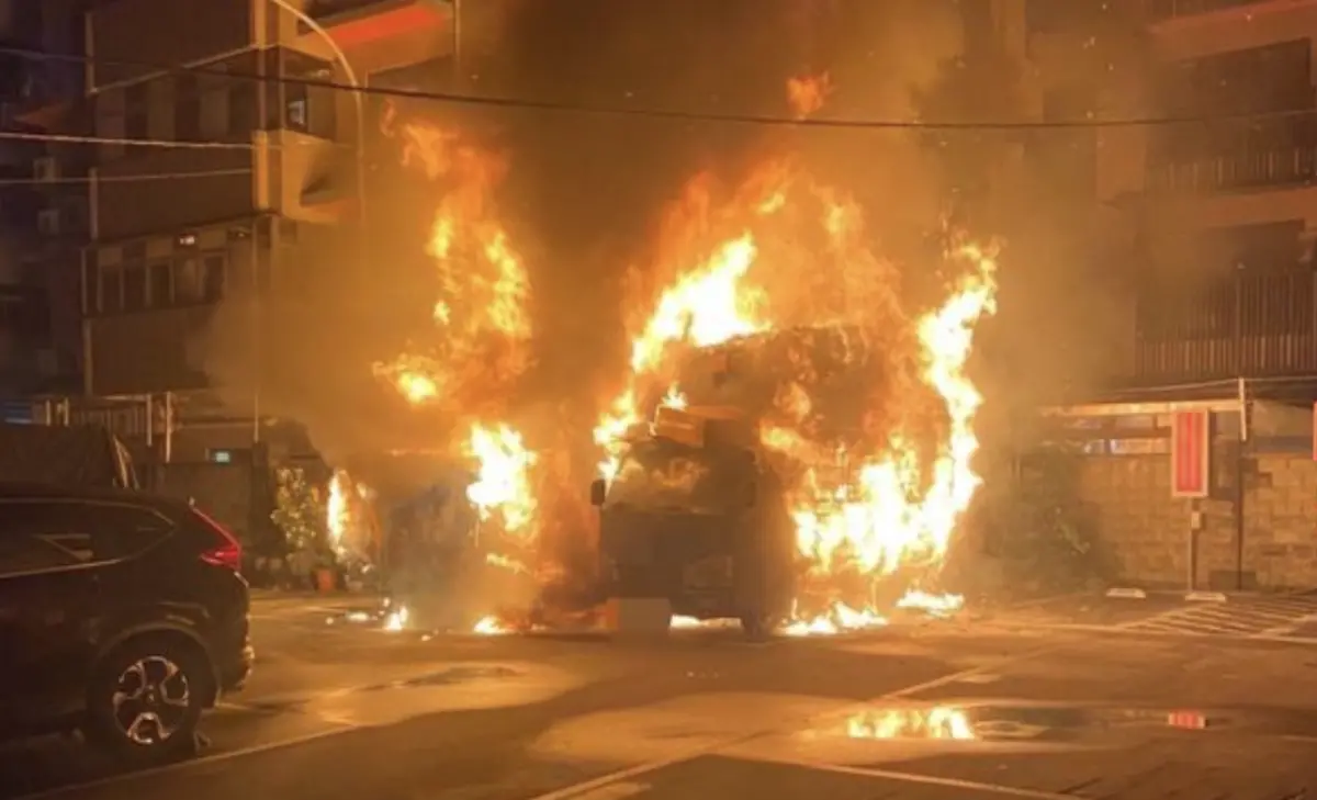 ▲2輛停放於林口派出所對面停車場的3噸半貨車，今天清晨突然起火燃燒。（圖／翻攝畫面）