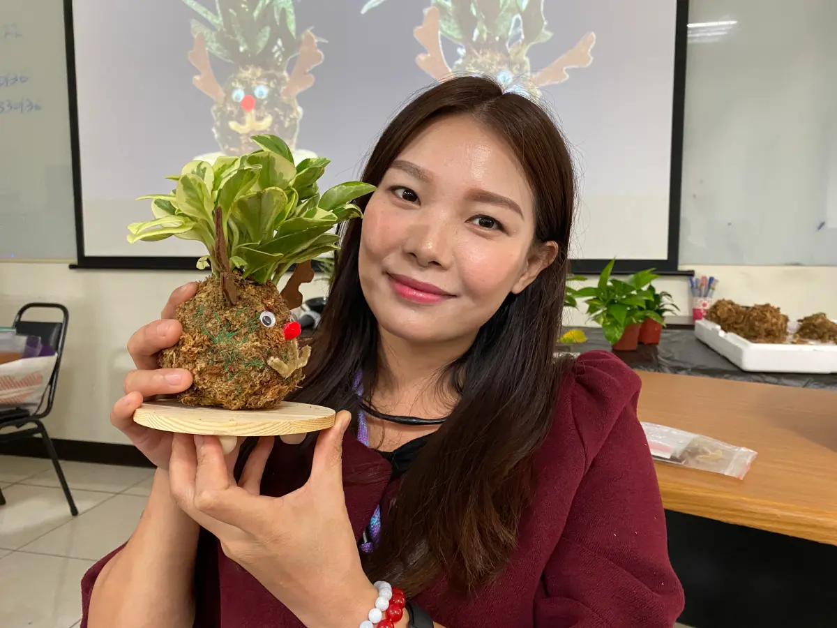 ▲新住民亮亮拿著手做植栽成品說，會和親朋好友分享參與活動得到的法令資訊。（圖／移民署提供）