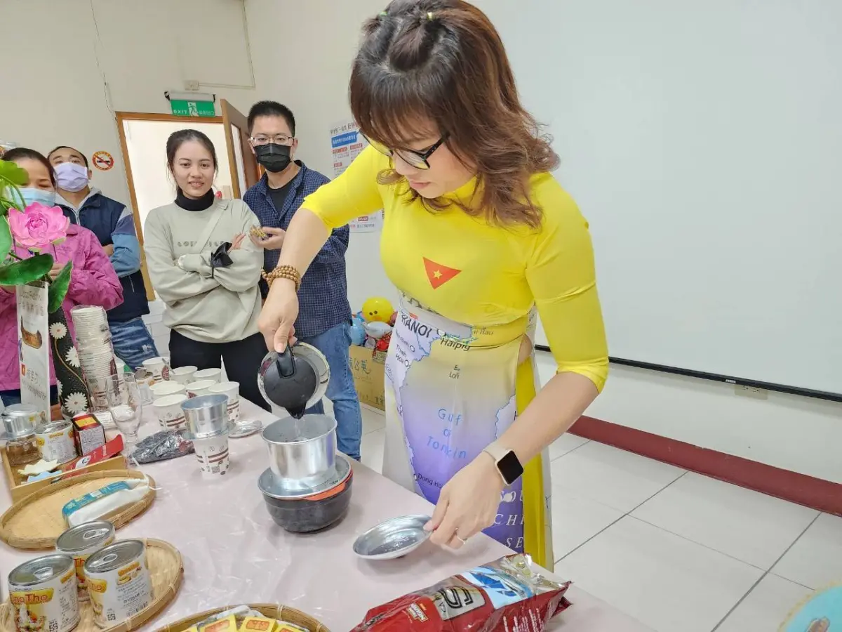 ▲越南籍楊佳芯講師分享沖煮越南咖啡的技巧。（圖／移民署）