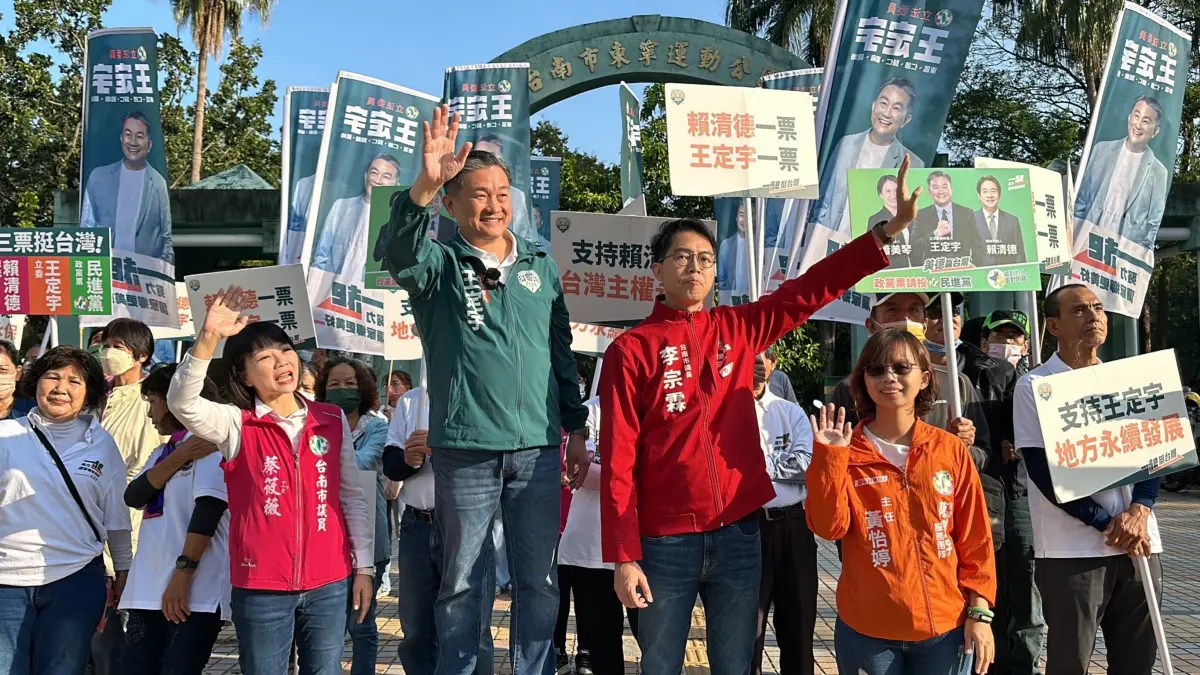 ▲民進黨立委王定宇發起「Team Taiwan南北連線，守護民主，美德勝利」，與立委參選人鄭文婷、何博文、黃捷等人進行南北連線視訊路口拜票活動。（圖／王定宇競總提供）