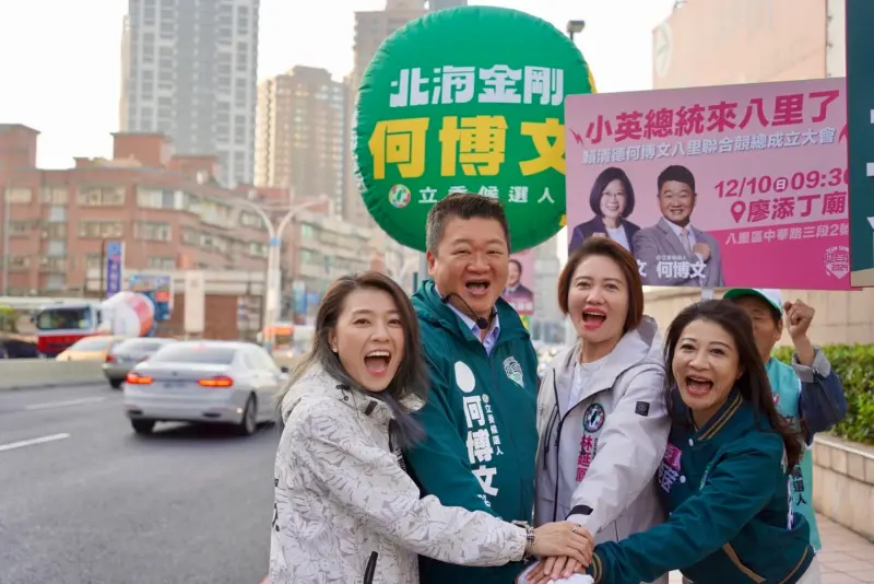 ▲新北淡水選區的何博文則與立法委員林楚茵、市議員林延鳳、顏若芳一起站路口，爭取選民支持。（圖／王定宇競總提供）