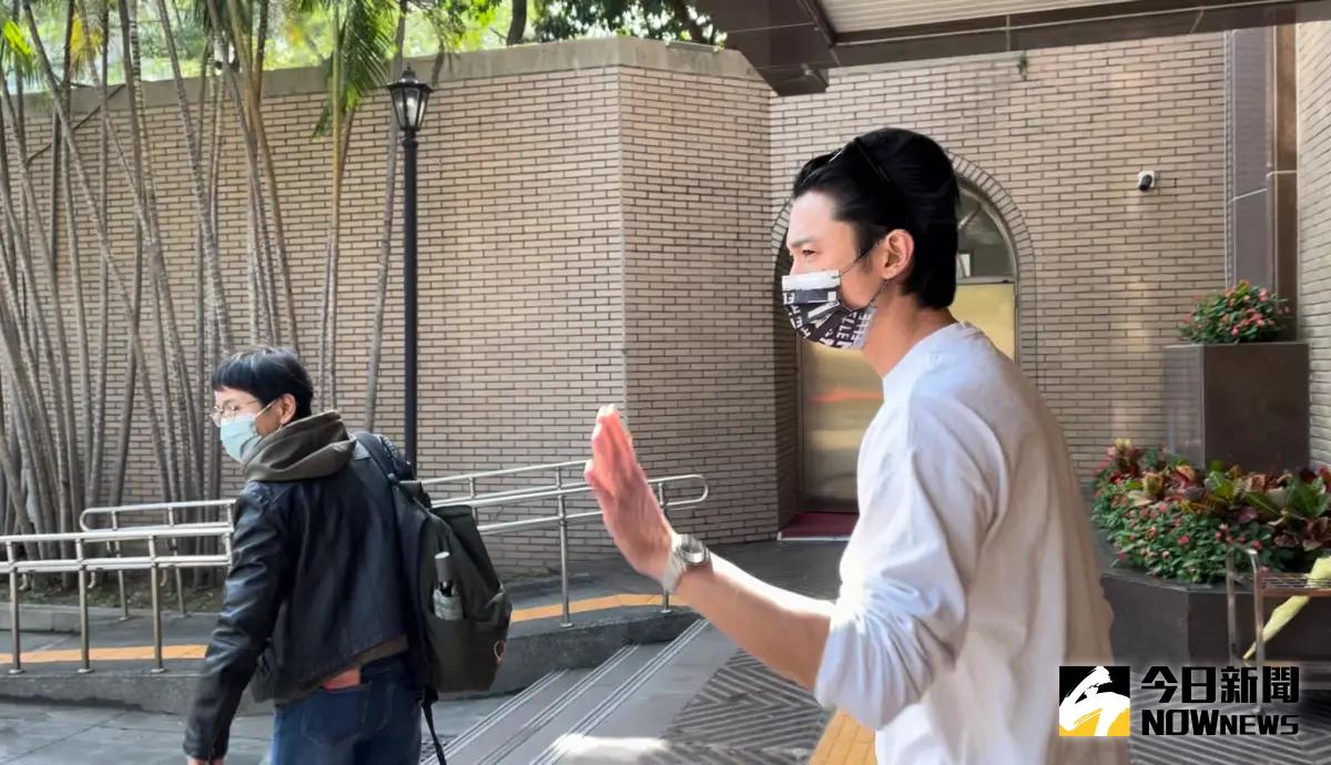 ▲吳慷仁、呂蒔媛（前方）在法官諭知休庭時走出法庭，面對媒體詢問，僅簡短回應不能多說什麼（圖／記者潘千詩攝，2023.12.07）