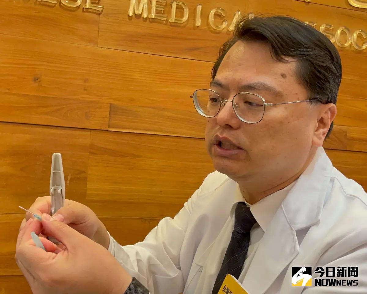 ▲亞大附醫復健部主任周立偉指出，「浮針」，外型類似於注射器的針頭，尺寸比傳統針灸用針來得大上許多。（圖／記者林志怡攝，2023.12.07）