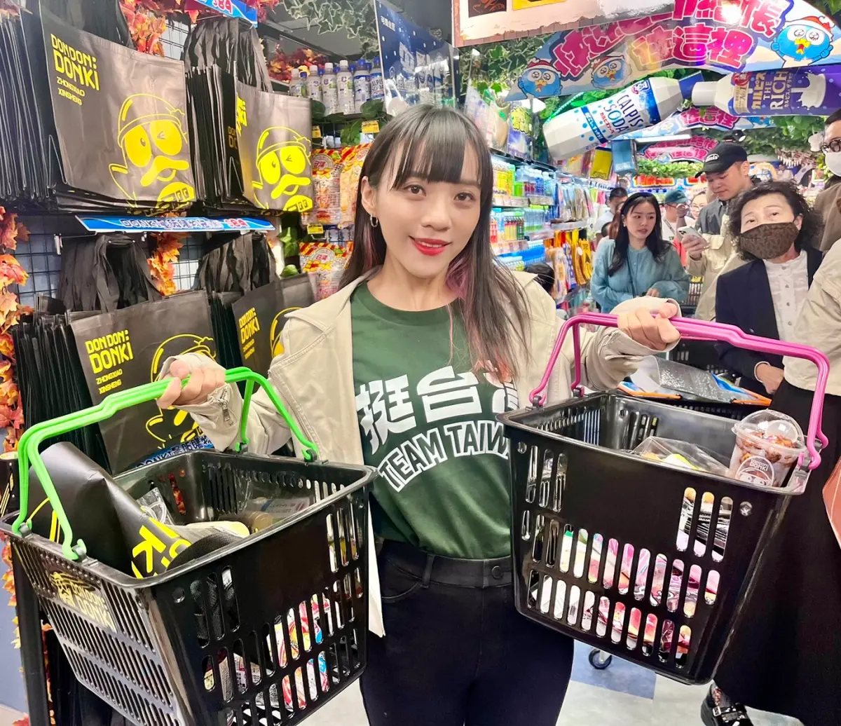▲黃捷昨（6）日晚搶先開箱全台最大「唐吉訶德」旗艦店，買了選舉期間必備的乾洗髮，以及她在行程中能補充能量的的零食。（圖／黃捷競總提供）