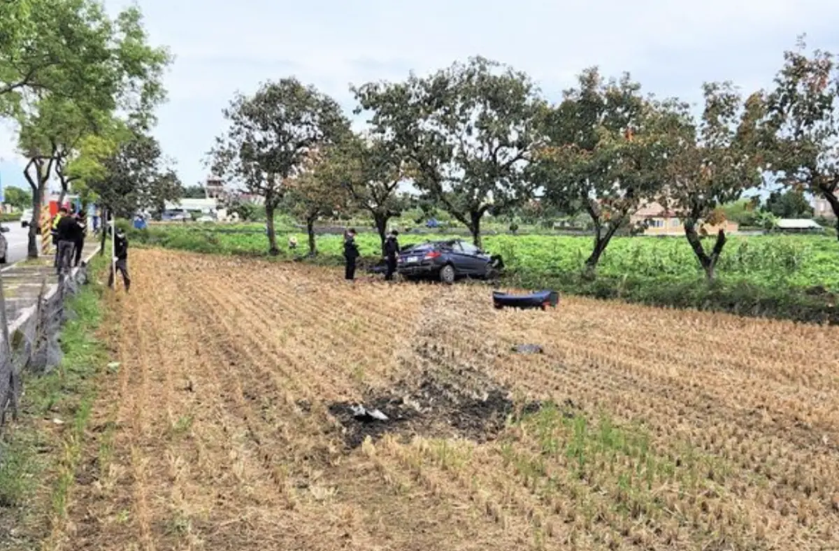 ▲今天花蓮大漢技術學院28歲胡姓女校護，開車前往上班，行經中央路一段路口，為閃避左轉車輛，偏離車道衝進稻田、撞上樹木，造成頭部嚴重撞擊，當場失去心跳呼吸，送醫急救仍不治。（圖／翻攝畫面）