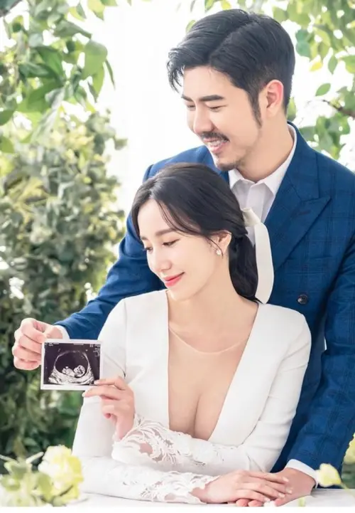 ▲Apple（左）和趙國翔開心分享寶寶超音波，她深V婚紗，胸前超搶眼。