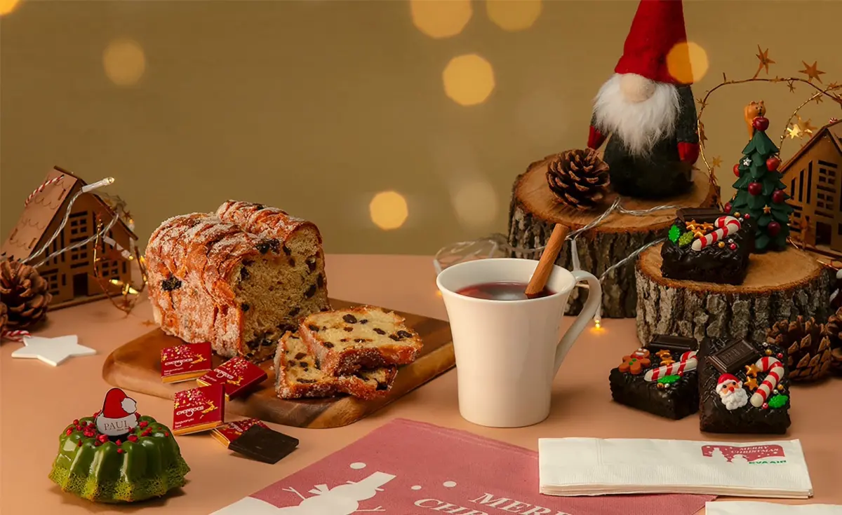 ▲長榮航空宣布，12月8日起至12月25日，提供旅客一場獨特的空中節慶體驗，將以經典悅耳的聖誕歌曲作為登機音樂歡迎旅客，同時鋪設可愛溫馨的節慶頭墊紙，準備各式美味餐飲甜品。（圖／長榮航空提供）