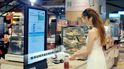 ▲群創攜手全家打造AI智能科技超市，其中設有熟食區自助結帳，螢幕兼具結帳與廣告雙面顯示機能。（圖／擷取自群創影片）