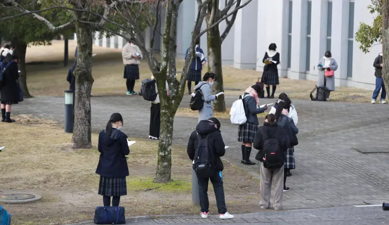 ▲日本媒體今（7）日報導日本政府將推出新的少子化對策，免除3胎家庭子女的所有大學與高等教育費用，希望藉此鼓勵父母生夠3名子女。（示意圖／美聯社／達志影像）