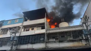三峽工廠下午火警！頂樓鐵皮加蓋大量濃煙竄出　大批消防緊急灌救

