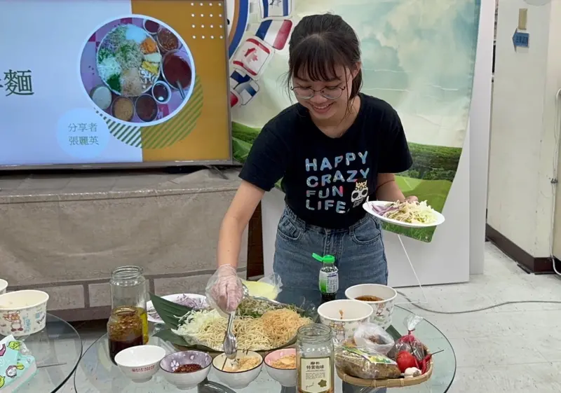 ▲ 越南新二代郭佳慧體驗緬甸素涼麵及涼拌茶葉的製作與品嚐異國料理好滋味。（圖／移民署提供）