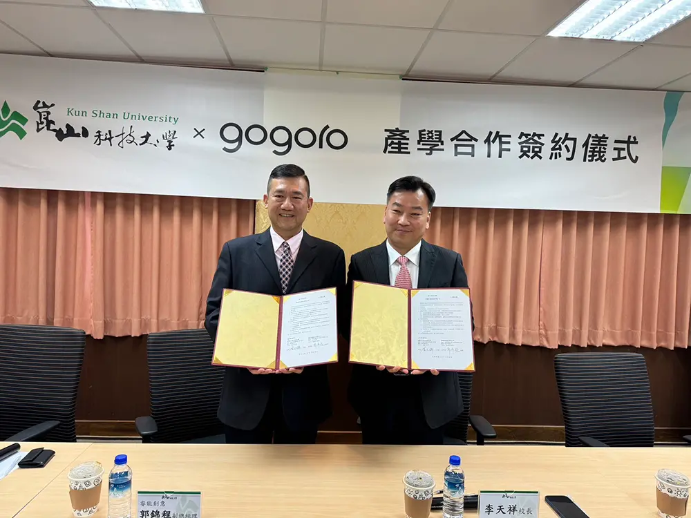 ▲崑山科大校長李天祥(右)與Gogoro副總經理郭錦程(左)共同簽署產業人才培育及技術研發合作備忘錄（圖／記者張振興攝，2023,12,07）