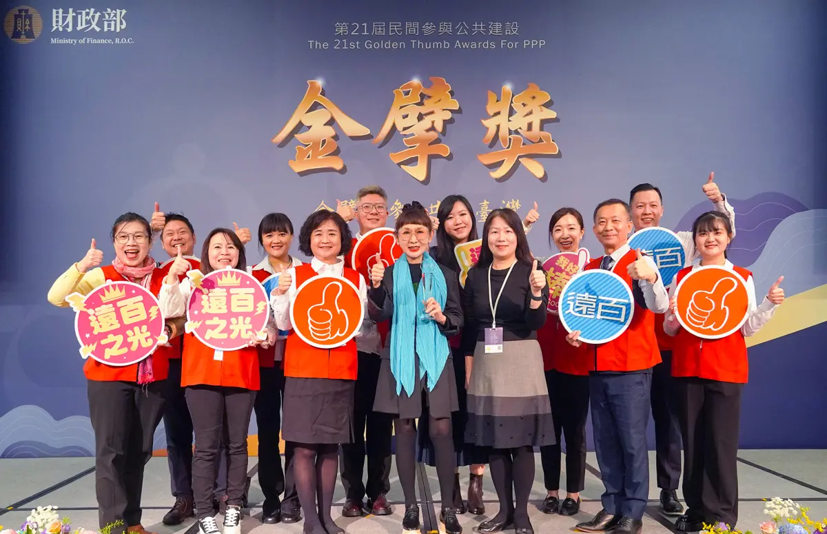 ▲遠百竹北獲「金擘獎」肯定，遠東百貨徐雪芳總經理接受行政院長陳建仁頒獎。（圖／品牌提供）