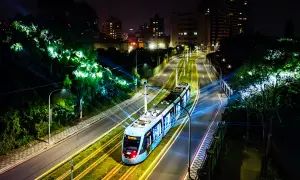 ▲慶祝新北捷運通車營運五週年，安坑輕軌將展演炫目燦爛的光影列車秀。（圖 ／新北捷運公司提供）