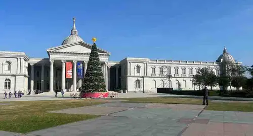 ▲奇美博物館前的聖誕樹被評選為全市第一，主因有漂亮的博物館襯托（圖／記者劉悅儷攝，2023,12,07）