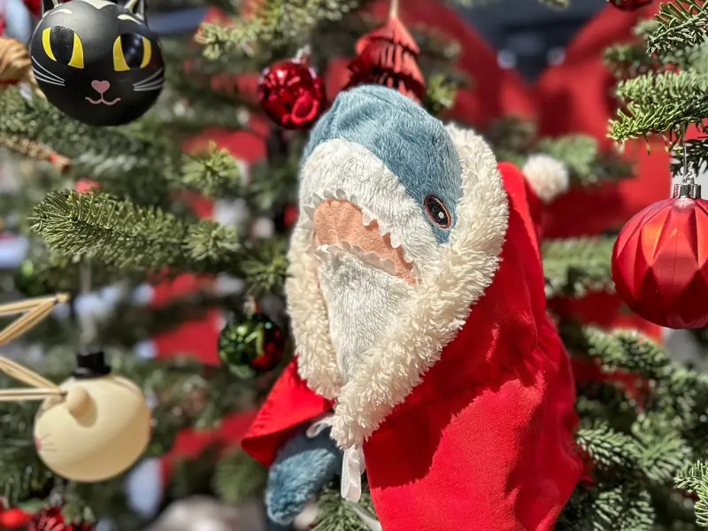 ▲IKEA大台北地區的滿額加碼抽獎活動，除了最高獎項2萬元購物金，獎品還有身穿聖誕裝的超可愛鯊鯊玩偶。（圖／IKEA提供）