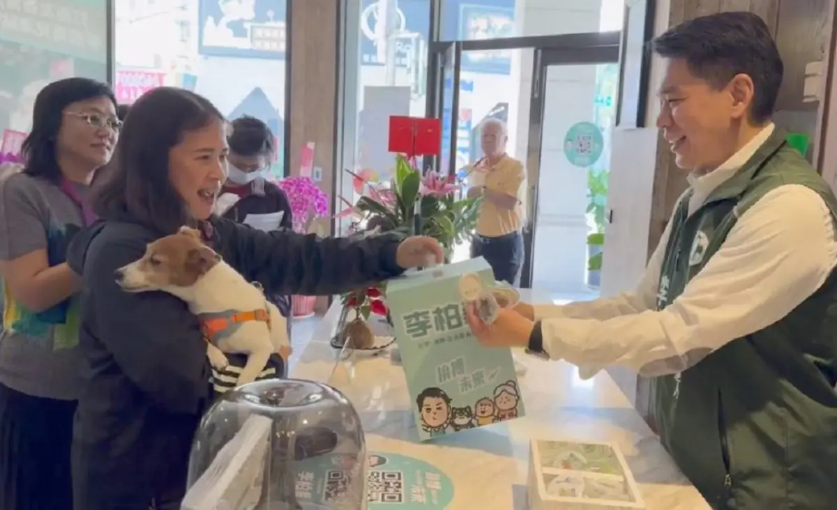 ▲「挺美德」貓狗胸章吸引大批民眾搶購，李柏毅競總加開販售並化身「一日店員」，與現場民眾互動熱絡。(圖／李柏毅競總提供)