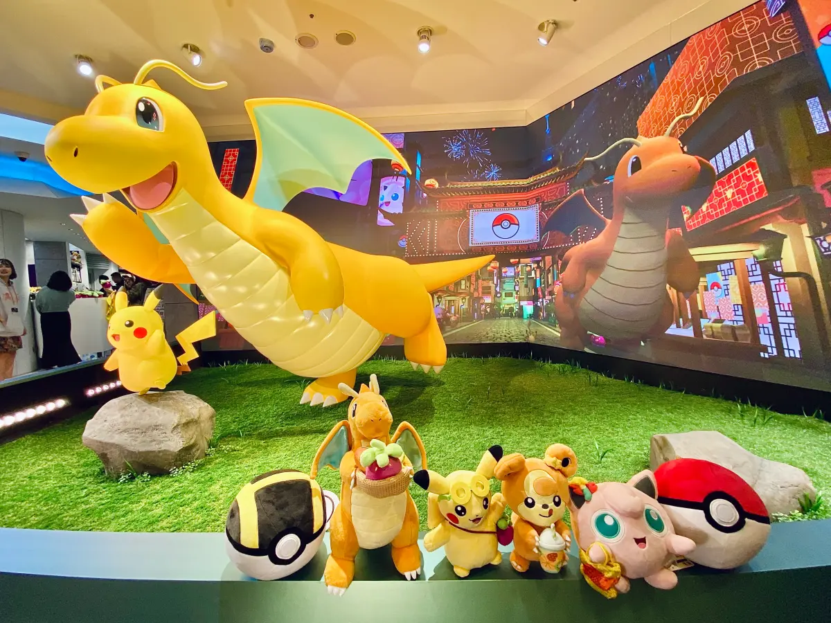 ▲寶可夢中心台北明（17）天補班日準備發送開幕紀念特別版的「快龍」加傲樂卡匣，只要當天消費即可免費獲得一張。（圖／記者蕭涵云攝）