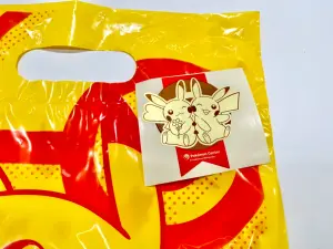 寶可夢中心7大亮點一篇看懂!飛龍衝過新光三越 藏皮卡丘非賣品 ▲消費者都有機會免費獲得金光閃閃的「情侶皮卡丘緞帶貼紙」。(圖/記者蕭涵云攝)