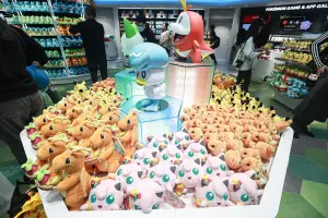 ▲台北寶可夢中心有開幕紀念商品毛絨娃娃專區。（圖／記者葉政勳攝）