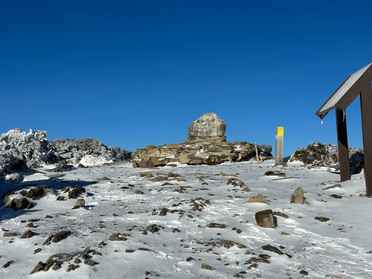 ▲雪霸國家公園園區迎來了今年第一場雪，積雪已達10公分。近期包括南湖大山、玉山和雪山等3000公尺以上高山，都已出現降雪情形。（圖／翻攝自雪霸國家公園登山資訊分享站）