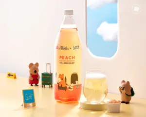 獨/五桐號挺亞錦賽掀3大話題!神秘老闆露臉「不是謠傳的網紅」 ▲五桐號聯手中華航空,讓蜜桃紅茶氣泡飲、桂花烏龍手搖飲料飛上天,還把DinoTaeng短尾矮袋鼠Quokka打造成機長造型裝飾甜點。(圖/五桐號提供)