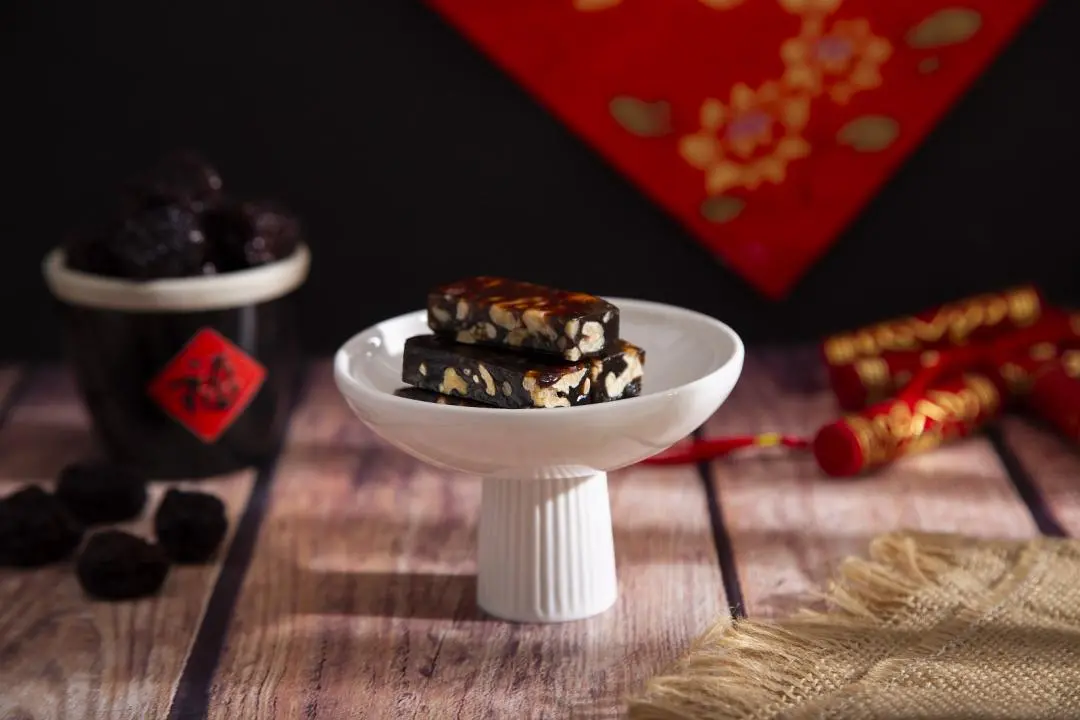 ▲搶攻聖誕、春節送禮商機，郭元益攜手格蘭菲迪、義大利精品巧克力AMEDEI，將傳統年糖口味升級。（圖／業者提供）