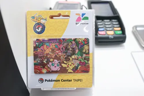 ▲台北開幕限定最親民實用的紀念商品「寶可夢悠遊卡─Pokémon Center TAIPEI版」。（圖／記者葉政勳攝）