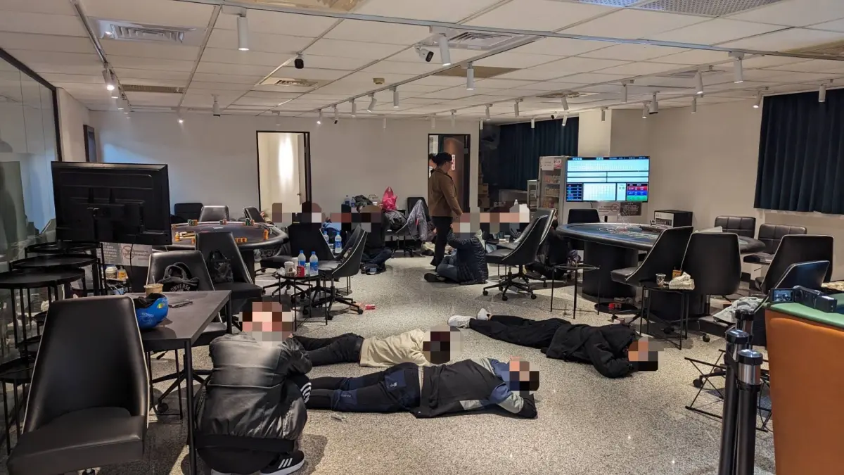 ▲蘆洲警破門逮捕百家樂職業賭場內的負責人、員工及賭客。（圖 ／翻攝畫面）