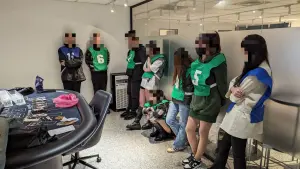蘆洲警破門逮捕百家樂職業賭場內的負責人及男女員工。(圖 /翻攝畫面) ▲蘆洲警破門逮捕百家樂職業賭場內的負責人及男女員工。(圖 /翻攝畫面)