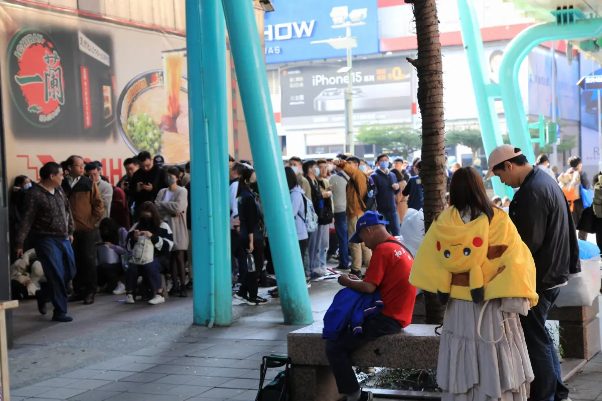 ▲台北寶可夢中心今開幕，上千粉絲人潮包圍新光三越兩大圈，女粉絲穿皮卡丘披風來朝聖。（圖／記者周淑萍攝）