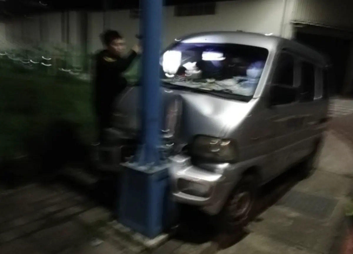 ▲昨晚一名60歲的林姓男子駕駛自小客車行經埤頭二街時，突然自撞電線桿，導致車頭嚴重凹陷，林男當場失去呼吸心跳。（圖／翻攝畫面）