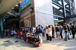 寶可夢中心禁夜排無效!「整隊阿嬤帶板凳」超狂 真實目的曝光