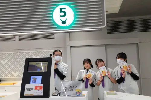 ▲台北寶可夢中心收銀櫃臺號次燈暗藏皮卡丘。(圖/記者周淑萍攝) ▲台北寶可夢中心收銀櫃臺號次燈暗藏皮卡丘。(圖/記者周淑萍攝)