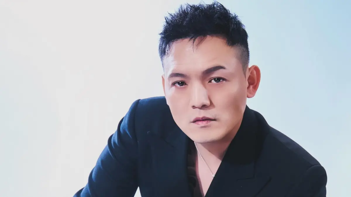 ▲春風才紅線違停、亂丟菸蒂被拍，又自爆汽車牌照被吊扣6個月。（圖／翻攝自春風IG）