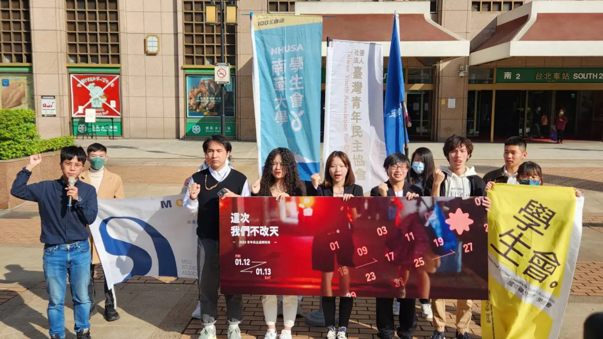 ▲青團今（8）日在台北車站前召開記者會，宣布2024青年民主返鄉列車募資上線，邀大眾1月13日送青年回家投票。（圖／記者李琦瑋攝，2023.12.08）