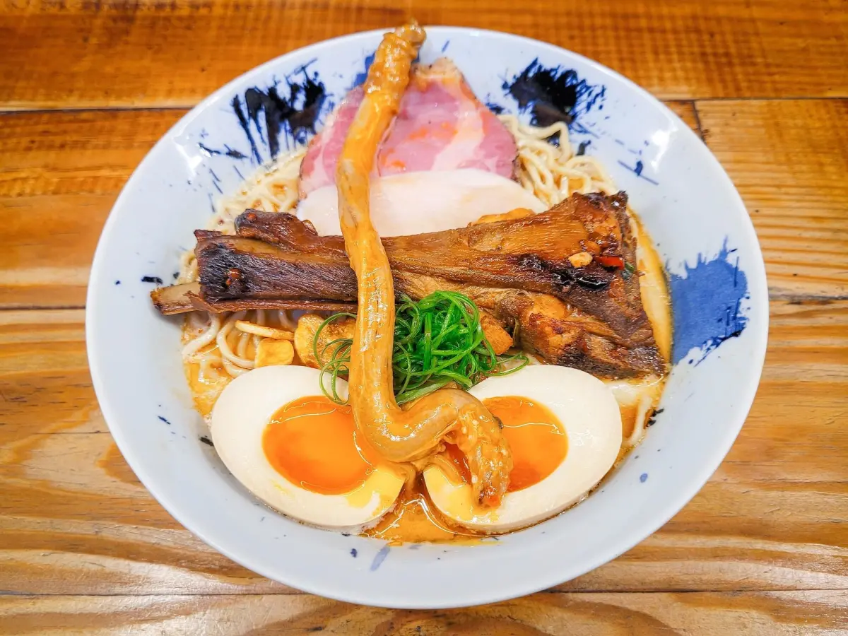 ▲ 曾推出大王具足蟲拉麵引起話題的「拉麵公子」，本週竟推出拉麵可加購配料是「三杯羊鞭」，該「羊鞭」號稱18公分，僅3天販售，限量只有30根，今晚起連三天販售。（圖/取自拉麵公子臉書）