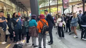影/寶可夢中心排隊阿嬤「1原因」被趕了!全場歡呼 衝突畫面曝