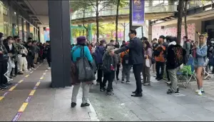 ▲寶可夢排隊阿嬤軍團被請離,全場歡呼。(圖/記者周淑萍攝) ▲寶可夢排隊阿嬤軍團被請離,全場歡呼。(圖/記者周淑萍攝)