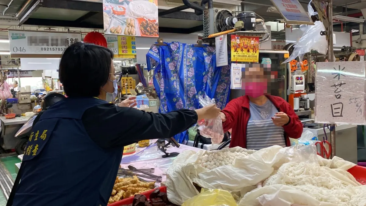 ▲這次抽驗樣品總計203件，其中1件醃漬蔬菜檢出二氧化硫超標，已移請來源所轄衛生局後續辦理；6件高風險即食食品檢出微生物不符規定，經再次抽驗與規定相符。（圖／桃園市衛生局提供）