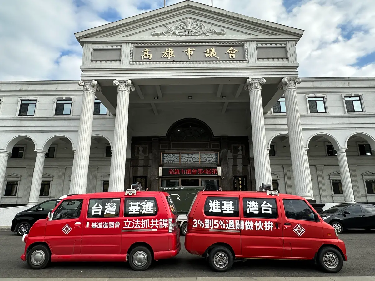 ▲台灣基進《向民主致敬，胖卡全台巡迴》今（8）前進高雄市議會。（圖／台灣基進提供）