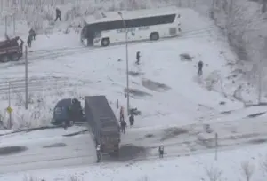 北海道觀光巴士車禍　台澳等旅客與司機10人送醫、無生命危險
