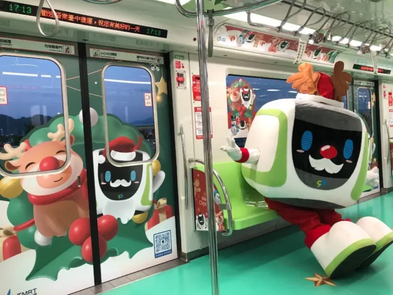 ▲台中捷運推出聖誕列車，吉祥物小綠綠帶著雪人散播歡樂氣氛(圖／中捷提供2023.12.8)