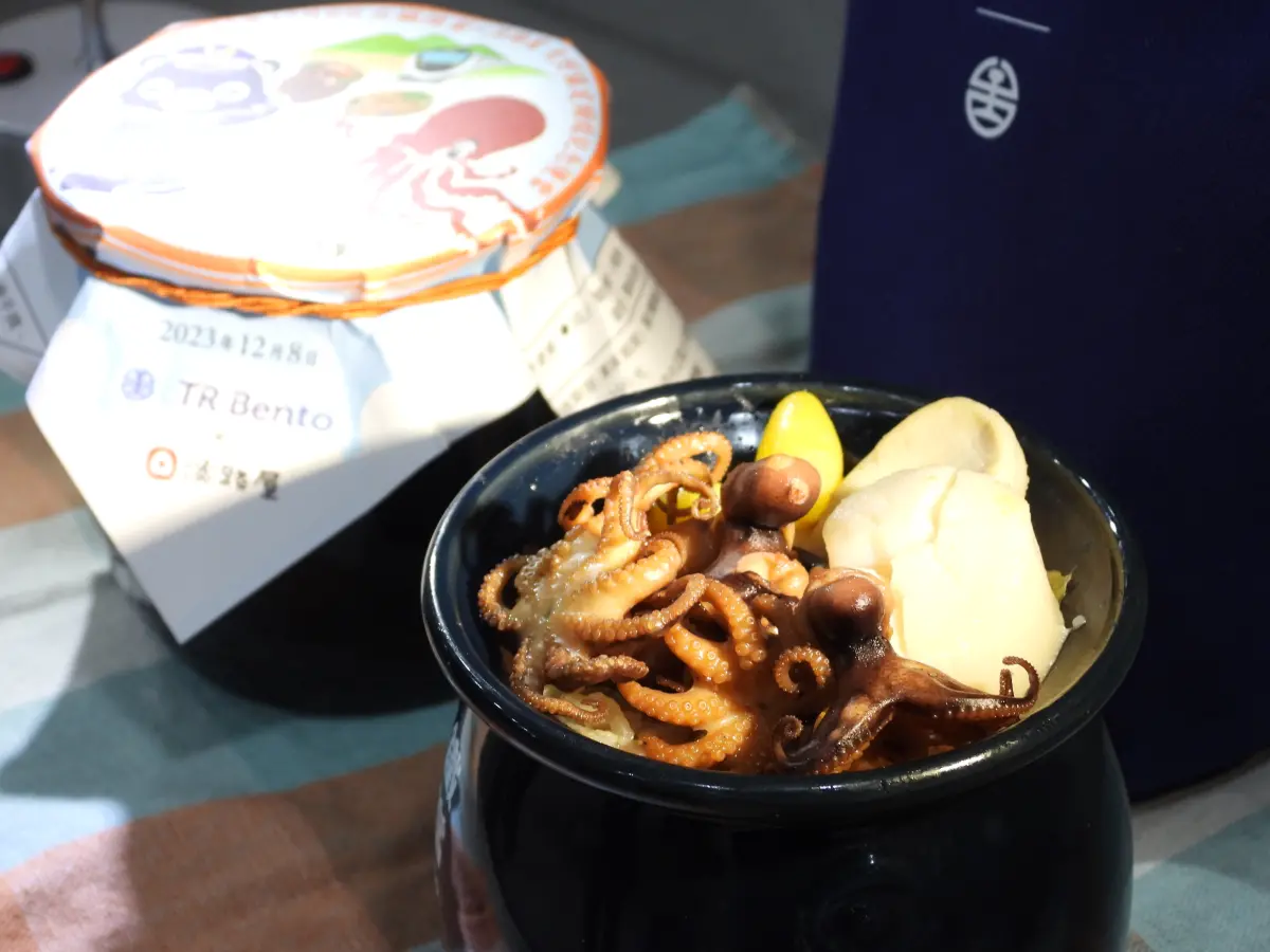 ▲台鐵、淡路屋「海味」便當掀搶購，今起限量開賣，每份售399元。（圖／台鐵提供）