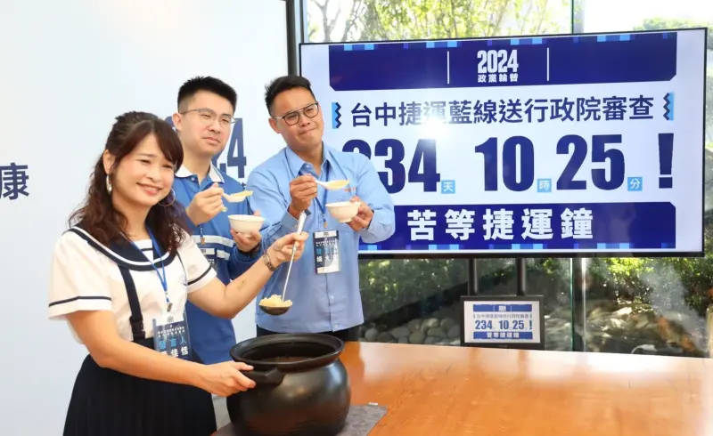 ▲侯康台中總部擺著大型「苦等捷運鐘」，挖苦捷運老是被中央擱置。（圖／國民黨台中市黨部提供，2023.12.08）