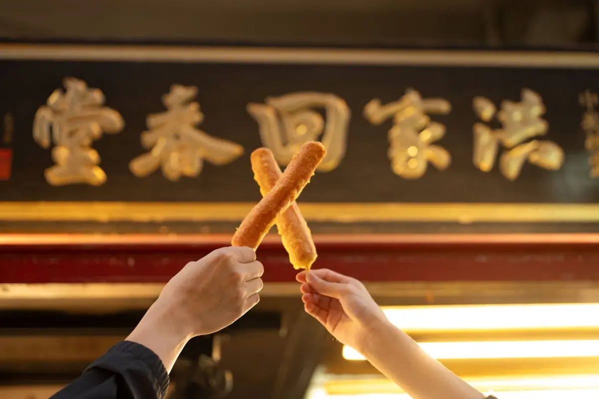 ▲統一熱狗變身經典炸物小吃，與台中知名的鹹酥雞「洪家回春堂」合作。（圖／NOWnews攝）