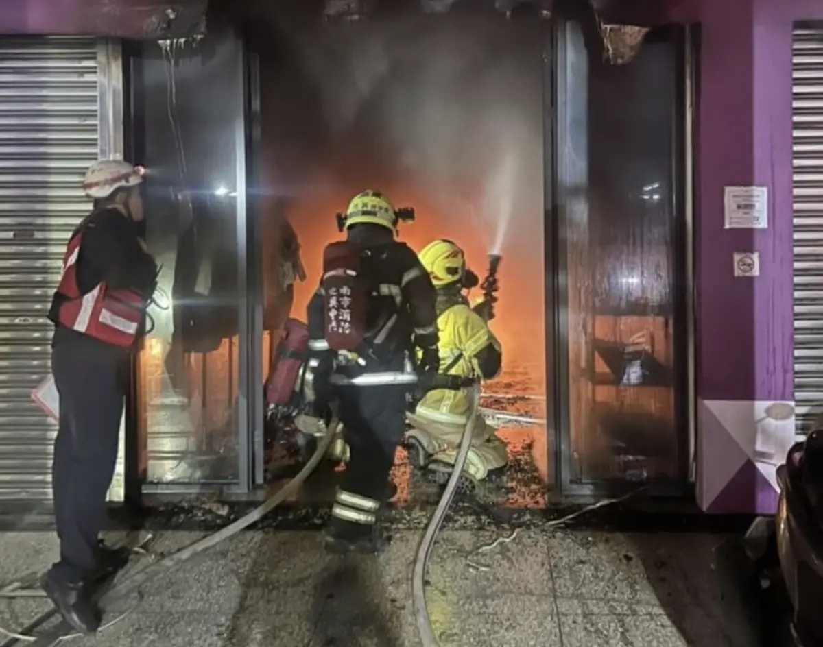 ▲台南市東區某家服飾店今天清晨發生火警，消防人員趕往灌救，救出屋中3人，火勢也在半小時內撲滅，起火原因有待調查。（圖／翻攝畫面）