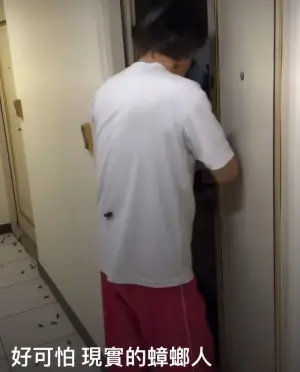 ▲男子身上爬滿蟑螂。(圖/翻攝爆料公社) ▲男子身上爬滿蟑螂。(圖/翻攝爆料公社)